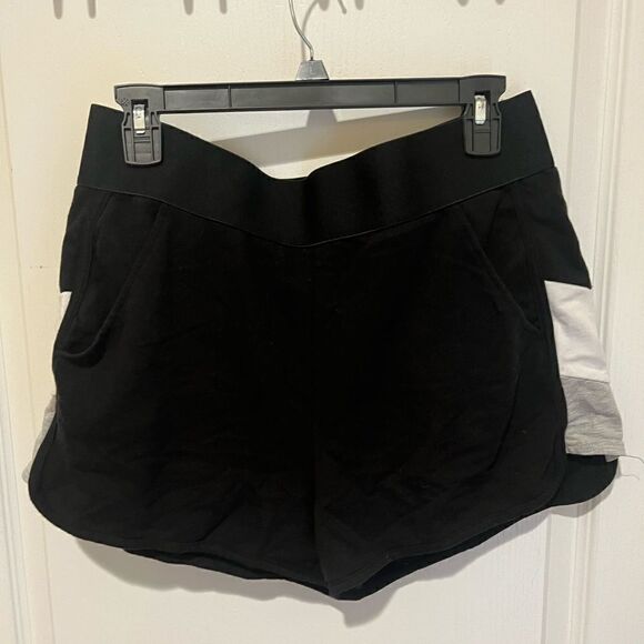 New No Boundaries black shorts with gray and white side details - Picture 2 of 4